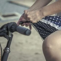 Pince à Jupe Magnétique Pour Vélo Le Poupoupidou -Vélo Soldes pince a jupe magnetique pour velo le poupoupidou full 4