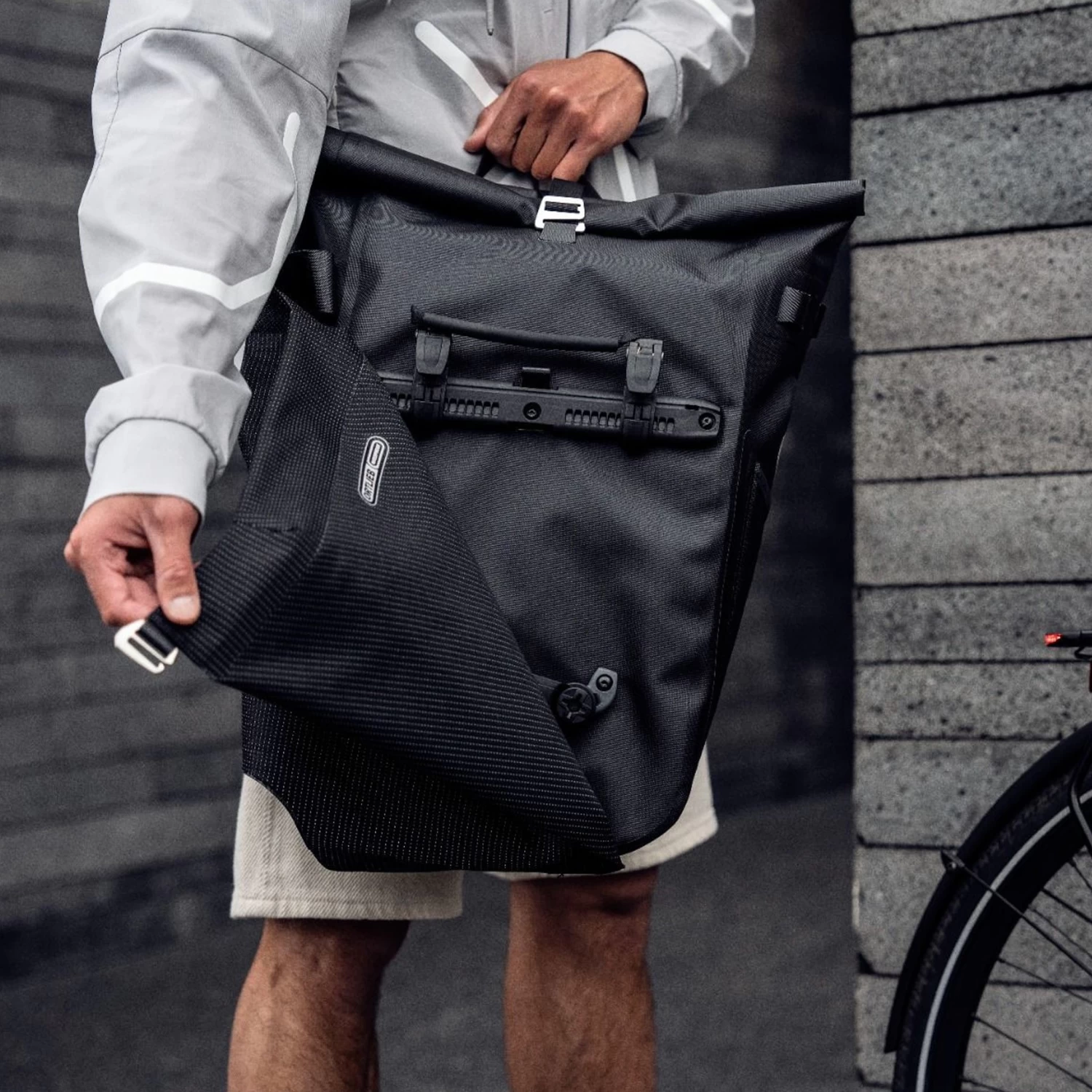 Sacoche Vélo Réfléchissante Vario PS High Visibility Ortlieb 6 Sacoche Vélo Réfléchissante Vario PS High Visibility Ortlieb – Image 6